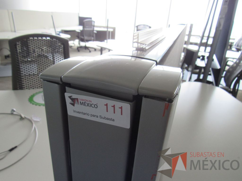 Lote 0326 - Estación de trabajo para 6 personas con cubiertas mampara metálica color beige y 6 archiveros móviles de 2 cajones - Imagen 7