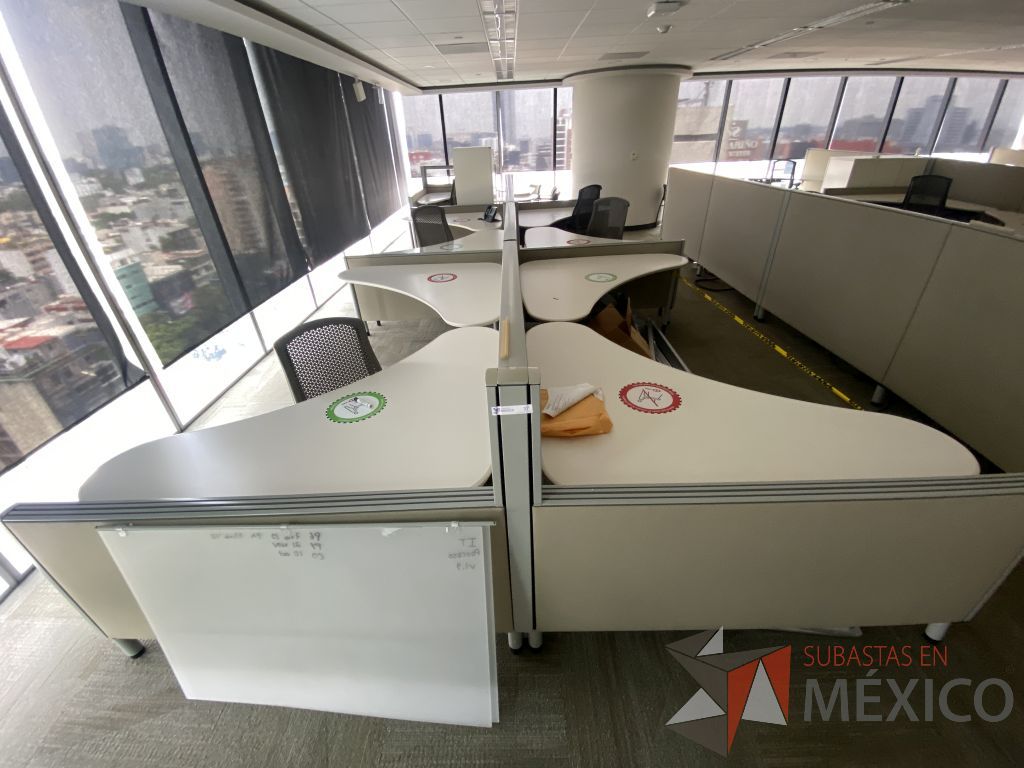 Lote 0065 - Estación de trabajo para 8 personas con cubiertas mampara metálica color beige y 8 archiveros móviles de 2 cajones
