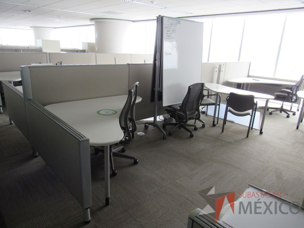 Lote 0325 - Estación de trabajo para 6 personas con cubiertas mampara metálica color beige y 6 archiveros móviles de 2 cajones - Imagen 7
