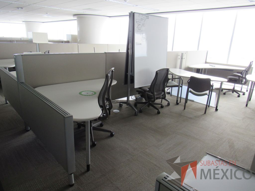 Lote 0326 - Estación de trabajo para 6 personas con cubiertas mampara metálica color beige y 6 archiveros móviles de 2 cajones - Imagen 9