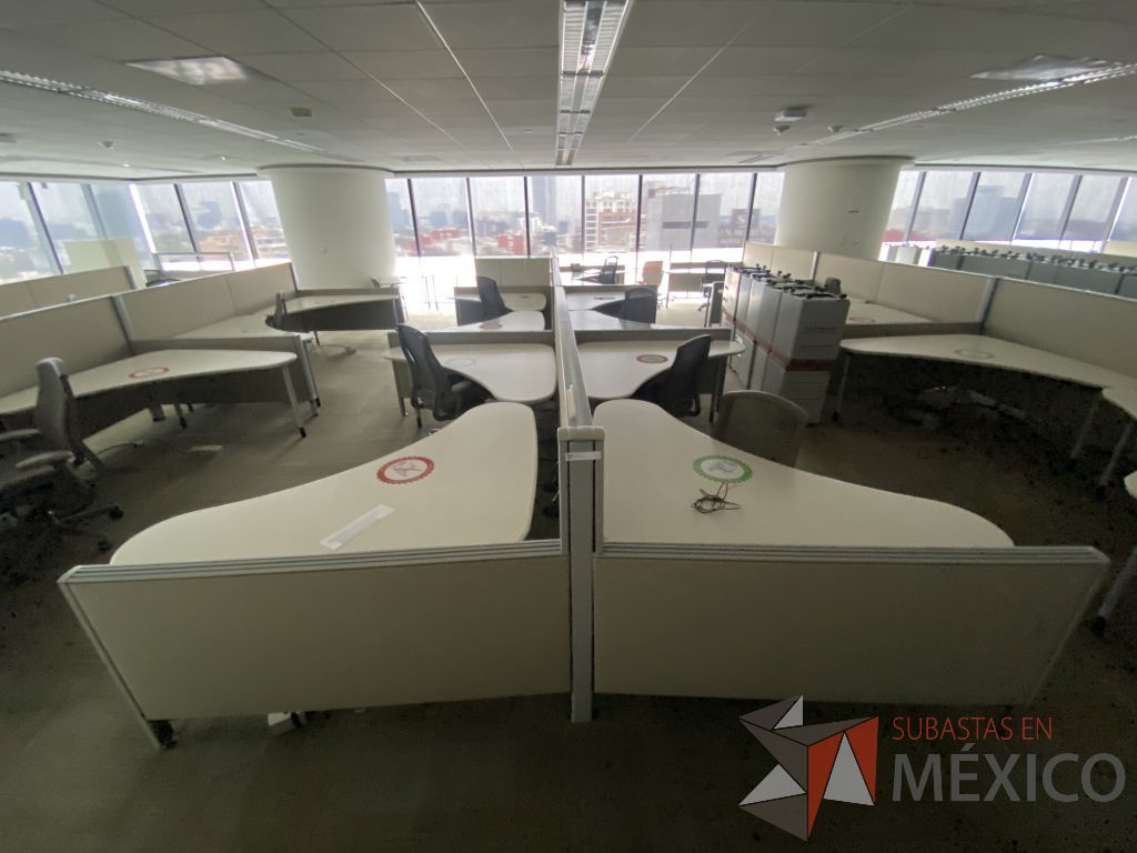 Lote 0067 - Estación de trabajo para 10 personas con cubiertas mampara metálica color beige y 10 archiveros móviles de 2 cajones - Imagen 15