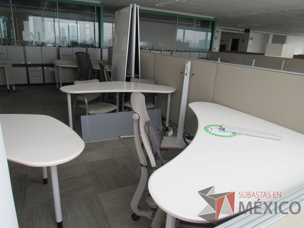 Lote 0326 - Estación de trabajo para 6 personas con cubiertas mampara metálica color beige y 6 archiveros móviles de 2 cajones - Imagen 10