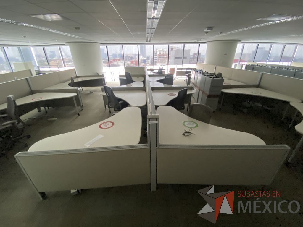 Lote 0067 - Estación de trabajo para 10 personas con cubiertas mampara metálica color beige y 10 archiveros móviles de 2 cajones - Imagen 16