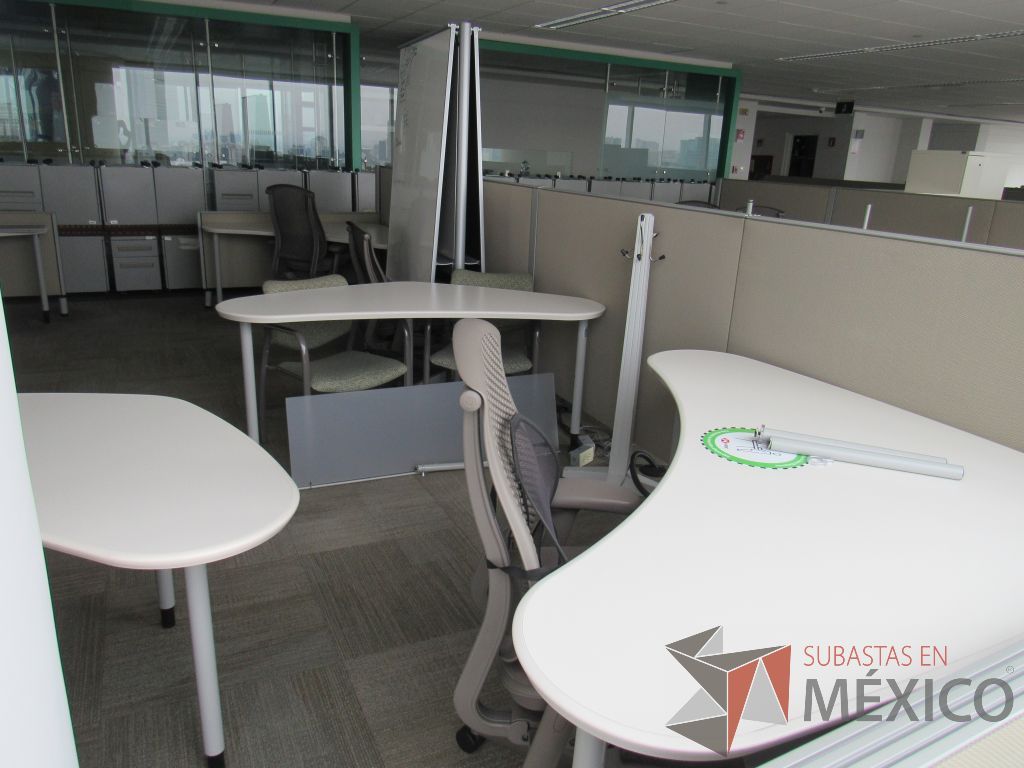 Lote 0325 - Estación de trabajo para 6 personas con cubiertas mampara metálica color beige y 6 archiveros móviles de 2 cajones - Imagen 10