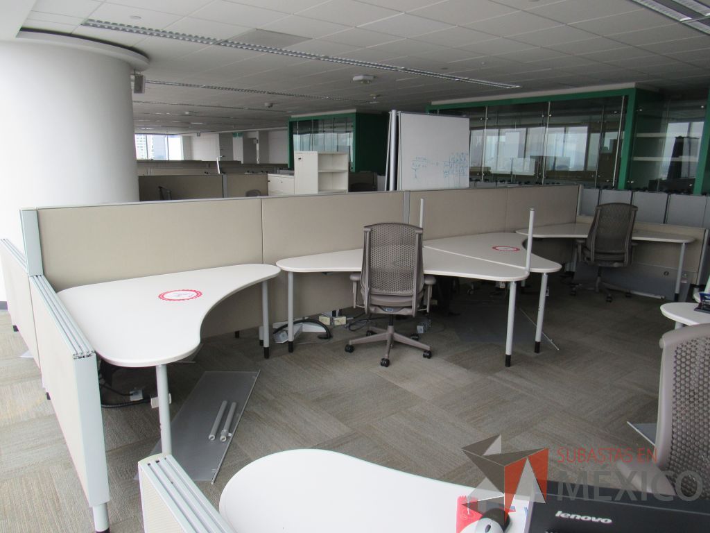 Lote 0326 - Estación de trabajo para 6 personas con cubiertas mampara metálica color beige y 6 archiveros móviles de 2 cajones - Imagen 12