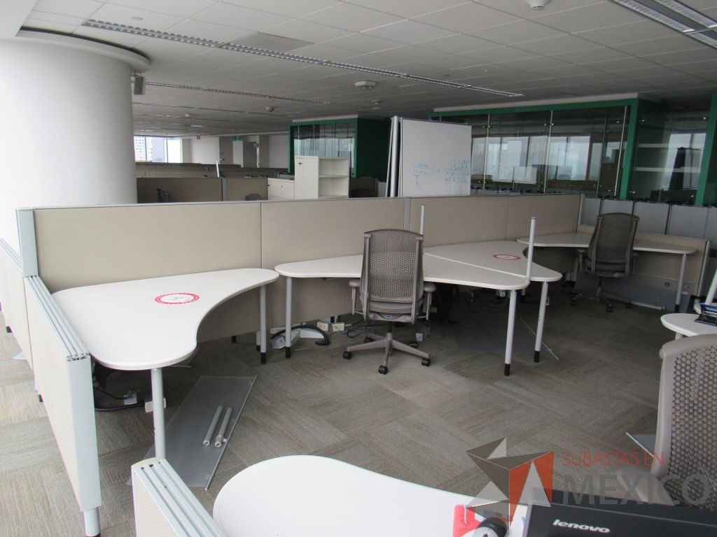 Lote 0325 - Estación de trabajo para 6 personas con cubiertas mampara metálica color beige y 6 archiveros móviles de 2 cajones - Imagen 12