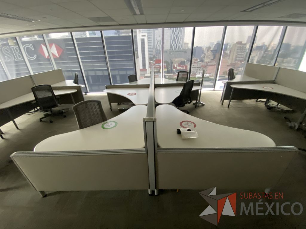 Lote 0098 - 3 Estaciones de trabajo para 6 personas con cubiertas color blanco y mampara metálica color beige - Imagen 8