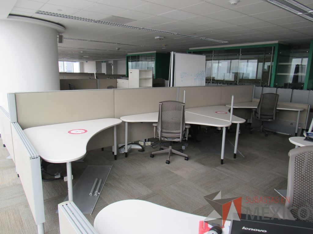 Lote 0325 - Estación de trabajo para 6 personas con cubiertas mampara metálica color beige y 6 archiveros móviles de 2 cajones