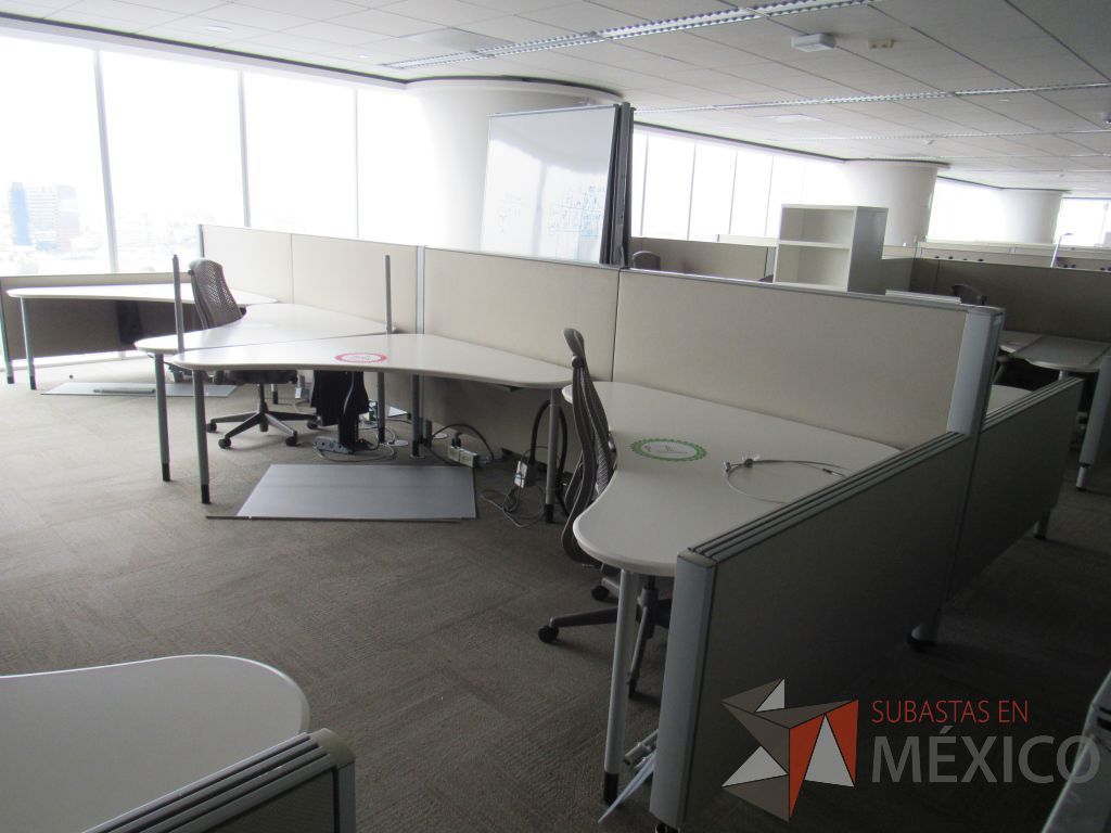 Lote 0325 - Estación de trabajo para 6 personas con cubiertas mampara metálica color beige y 6 archiveros móviles de 2 cajones - Imagen 13