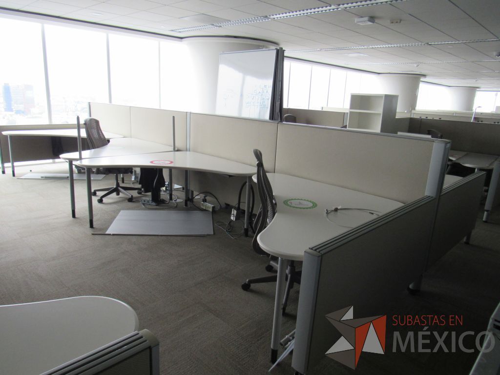 Lote 0326 - Estación de trabajo para 6 personas con cubiertas mampara metálica color beige y 6 archiveros móviles de 2 cajones - Imagen 3
