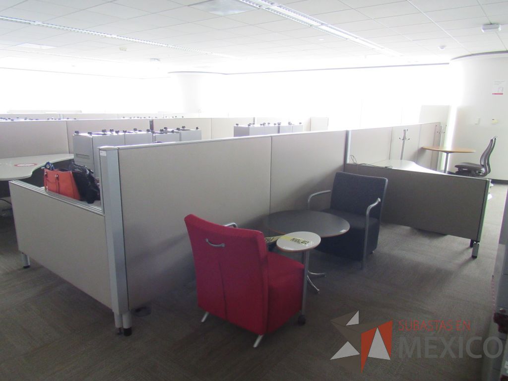 Lote 0327 - Estación de trabajo para 6 personas con cubiertas mampara metálica color beige y 6 archiveros móviles de 2 cajones - Imagen 5