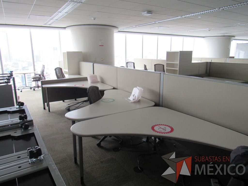 Lote 0327 - Estación de trabajo para 6 personas con cubiertas mampara metálica color beige y 6 archiveros móviles de 2 cajones - Imagen 7