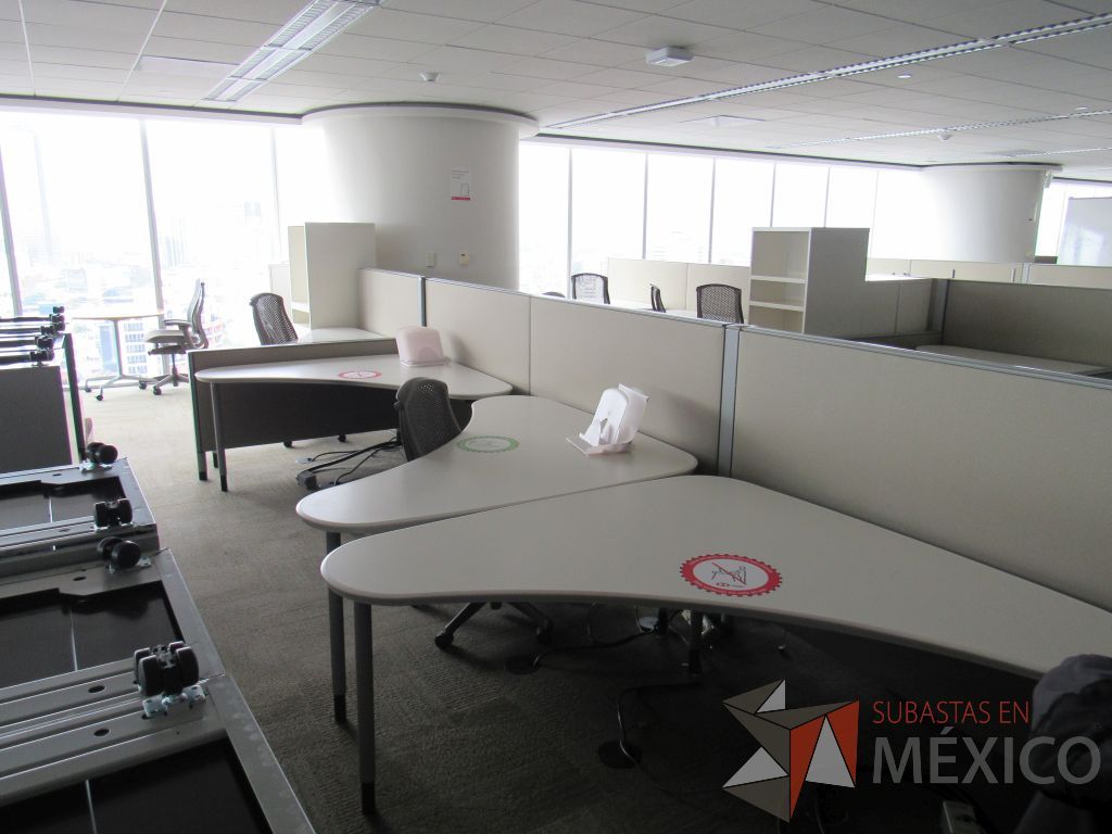 Lote 0327 - Estación de trabajo para 6 personas con cubiertas mampara metálica color beige y 6 archiveros móviles de 2 cajones