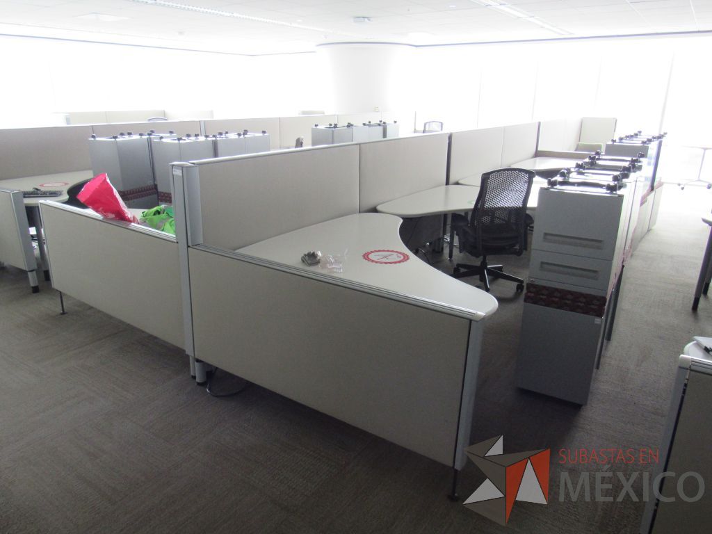 Lote 0331 - Estación de trabajo para 10 personas con cubiertas mampara metálica color beige y 10 archiveros móviles de 2 cajones - Imagen 3