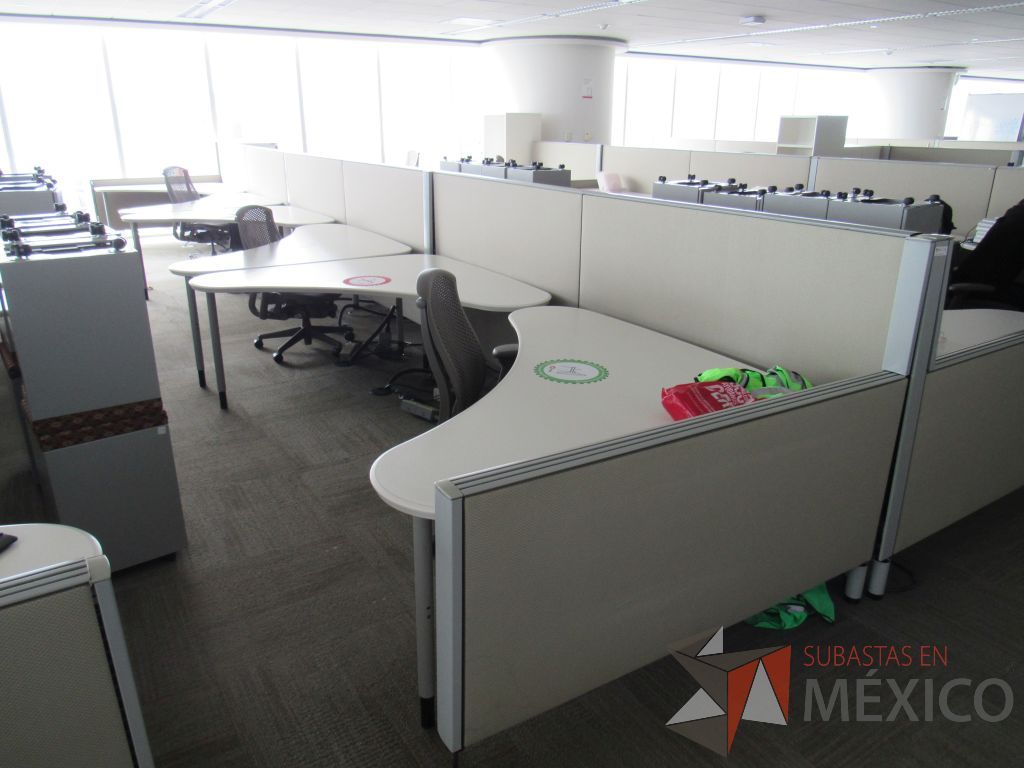 Lote 0331 - Estación de trabajo para 10 personas con cubiertas mampara metálica color beige y 10 archiveros móviles de 2 cajones