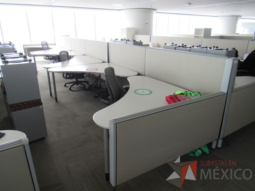 Lote 0331 - Estación de trabajo para 10 personas con cubiertas mampara metálica color beige y 10 archiveros móviles de 2 cajones - Imagen 5