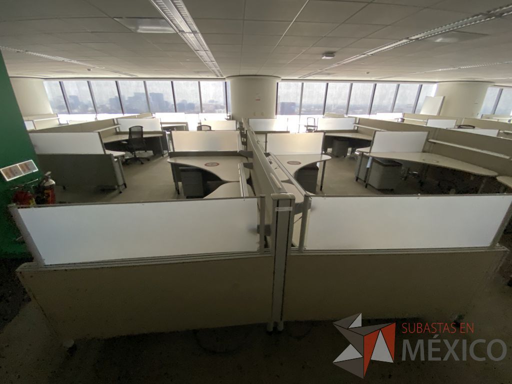 Lote 0411 - Estación de trabajo para 10 personas con cubiertas mampara metálica color beige y 10 archiveros móviles de 2 cajones
