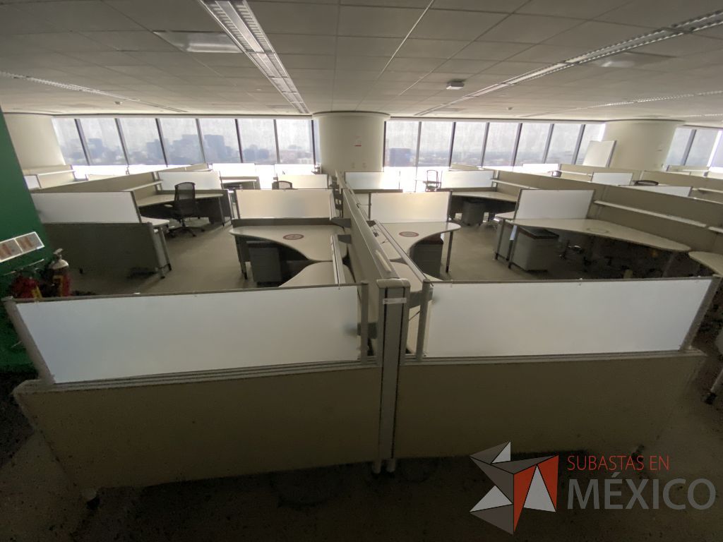 Lote 0411 - Estación de trabajo para 10 personas con cubiertas mampara metálica color beige y 10 archiveros móviles de 2 cajones - Imagen 5