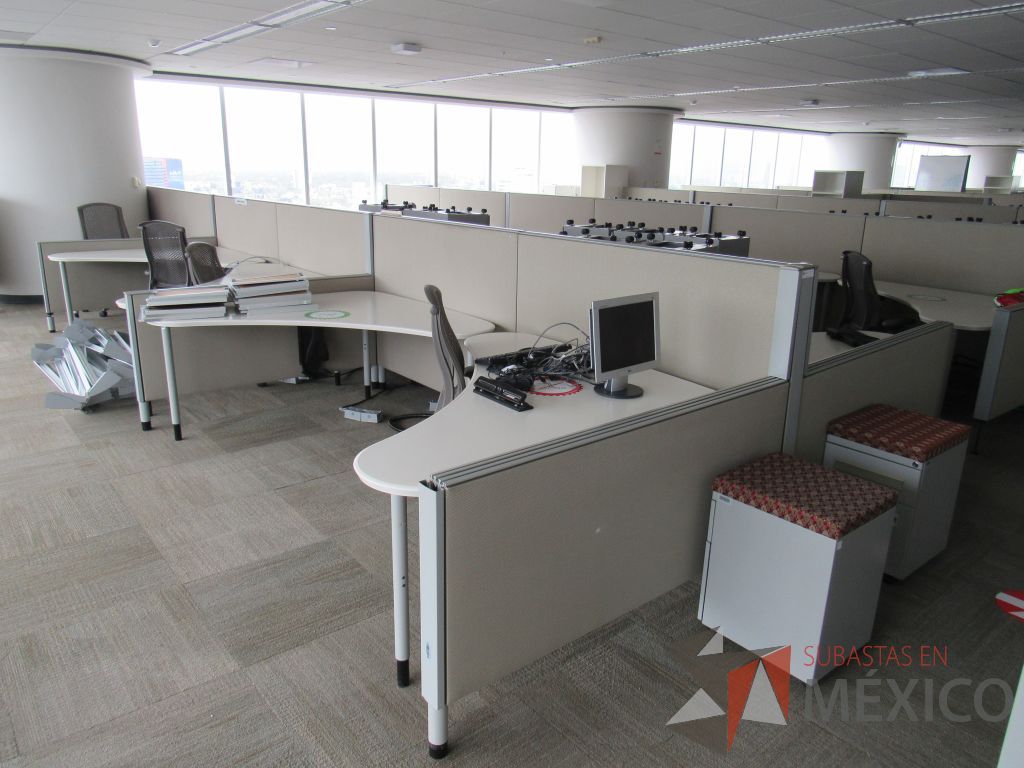Lote 0332 - Estación de trabajo para 10 personas con cubiertas mampara metálica color beige y 10 archiveros móviles de 2 cajones - Imagen 4