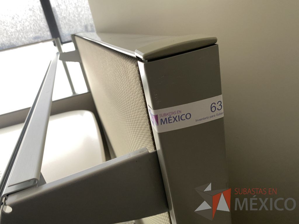 Lote 0412 - Estación de trabajo para 1 persona con cubierta mampara metálica color beige y archivero movil de 2 cajones - Imagen 5