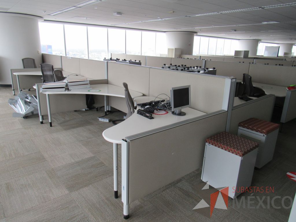 Lote 0332 - Estación de trabajo para 10 personas con cubiertas mampara metálica color beige y 10 archiveros móviles de 2 cajones