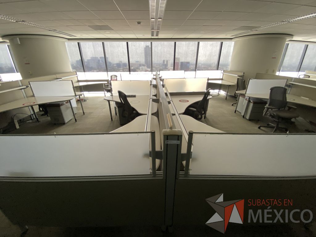 Lote 0413 - Estación de trabajo para 8 personas con cubiertas mampara metálica color beige y 8 archiveros móviles de 2 cajones