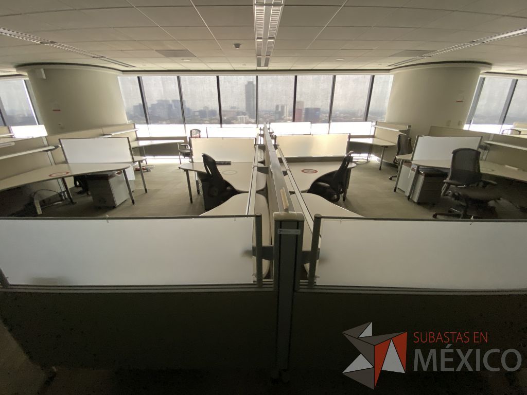 Lote 0413 - Estación de trabajo para 8 personas con cubiertas mampara metálica color beige y 8 archiveros móviles de 2 cajones - Imagen 5