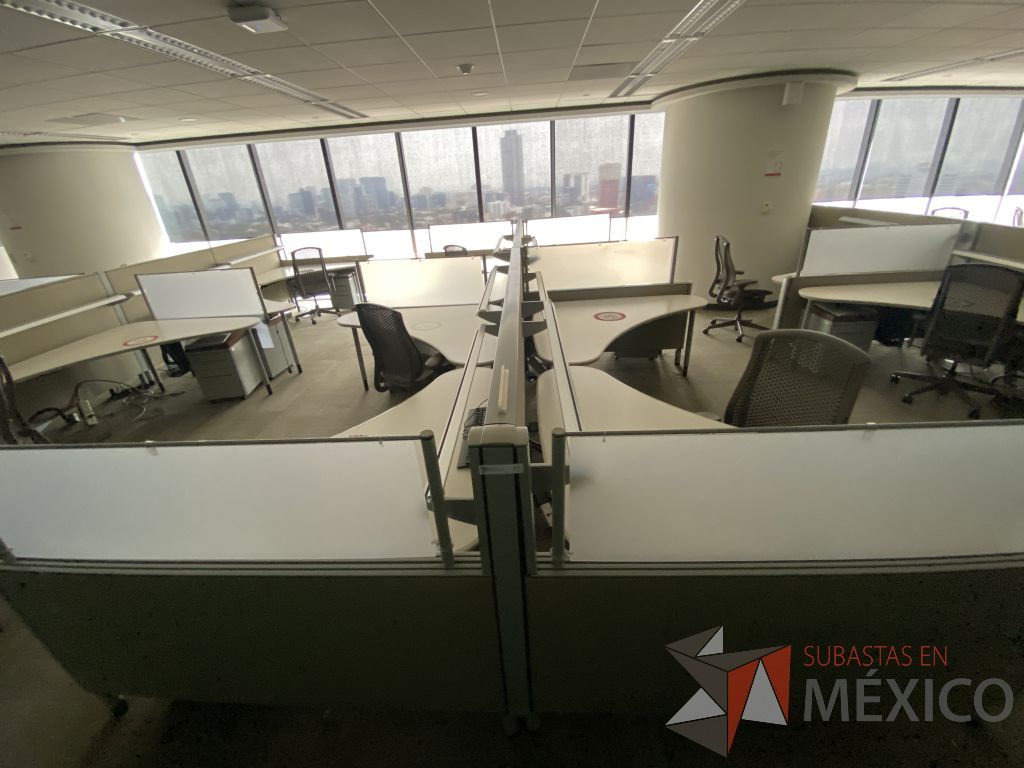 Lote 0421 - 2 Estaciones de trabajo para 8 personas con cubiertas mampara metálica color beige y 8 archiveros móviles de 2 cajones
