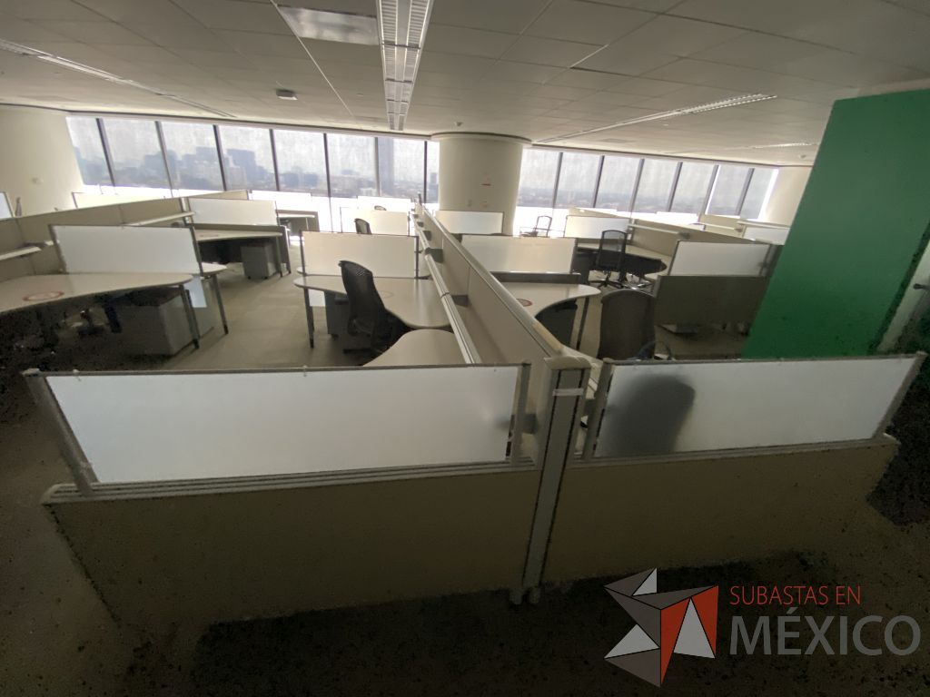 Lote 0422 - Estación de trabajo para 11 personas con cubiertas mampara metálica color beige y 11 archiveros móviles de 2 cajones - Imagen 6