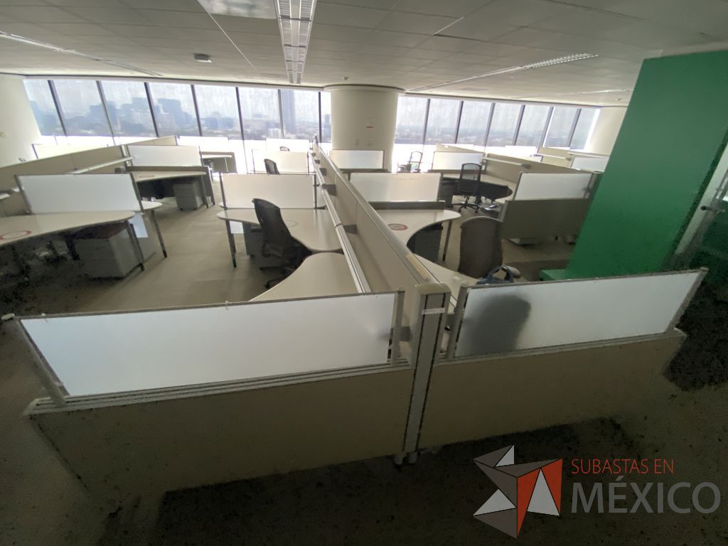 Lote 0422 - Estación de trabajo para 11 personas con cubiertas mampara metálica color beige y 11 archiveros móviles de 2 cajones