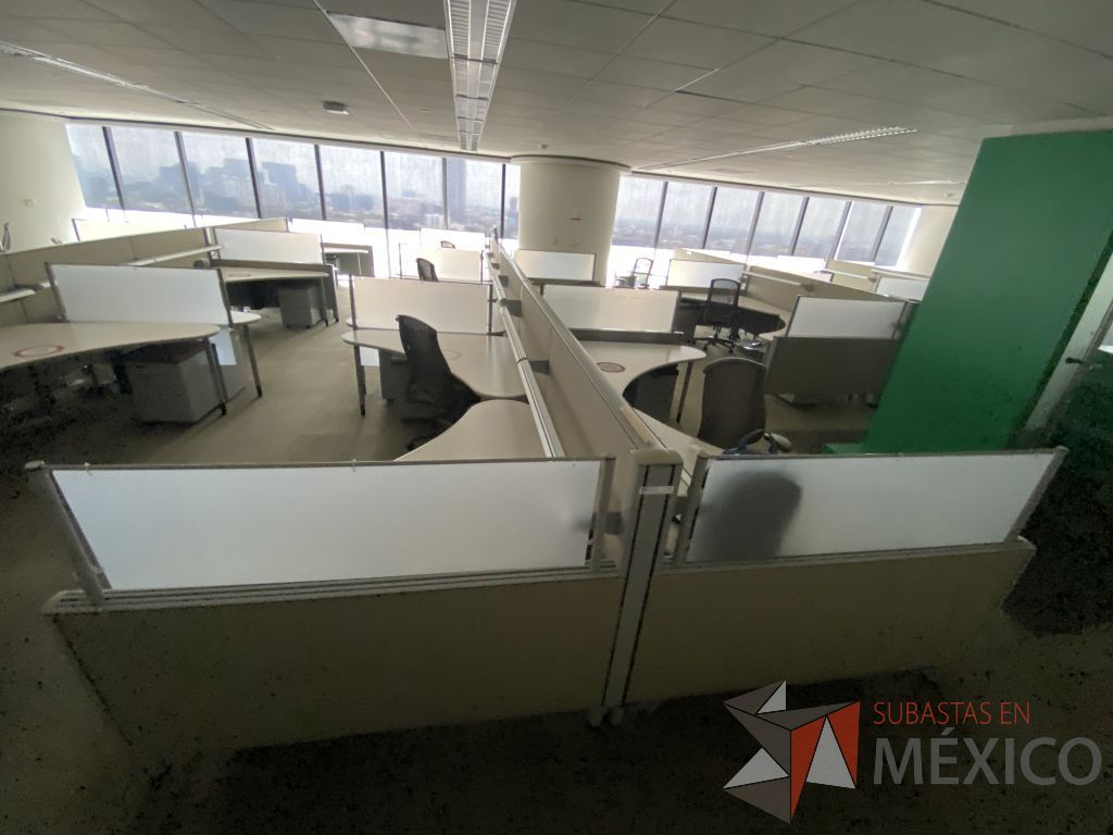 Lote 0422 - Estación de trabajo para 11 personas con cubiertas mampara metálica color beige y 11 archiveros móviles de 2 cajones - Imagen 7