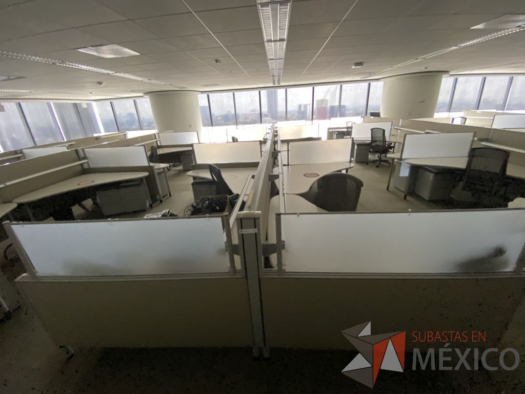 Lote 0423 - Estación de trabajo para 12 personas con cubiertas mampara metálica color beige y 12 archiveros móviles de 2 cajones