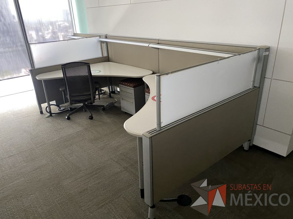 Lote 0433 - Estación de trabajo para 3 personas con cubiertas mampara metálica color beige y 3 archiveros móviles de 2 cajones - Imagen 5