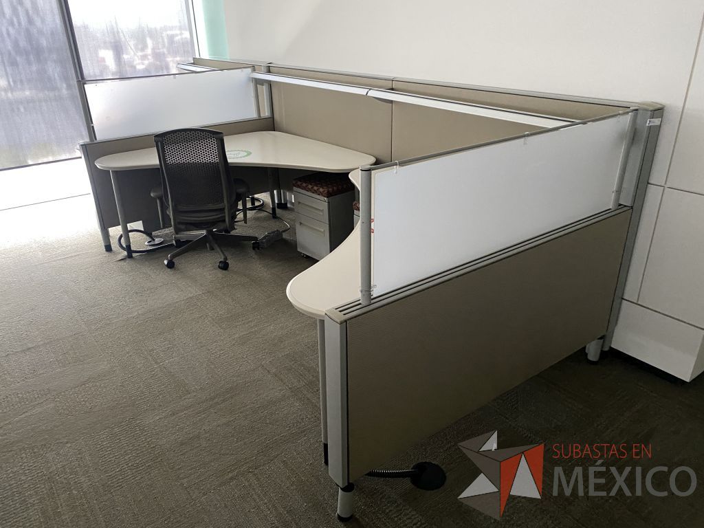 Lote 0433 - Estación de trabajo para 3 personas con cubiertas mampara metálica color beige y 3 archiveros móviles de 2 cajones - Imagen 6
