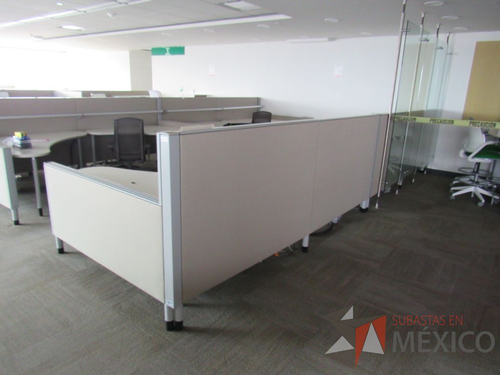 Lote 0360 - Estación de trabajo para 4 personas con cubiertas mampara metálica color beige y 4 archiveros móviles de 2 cajones - Imagen 2