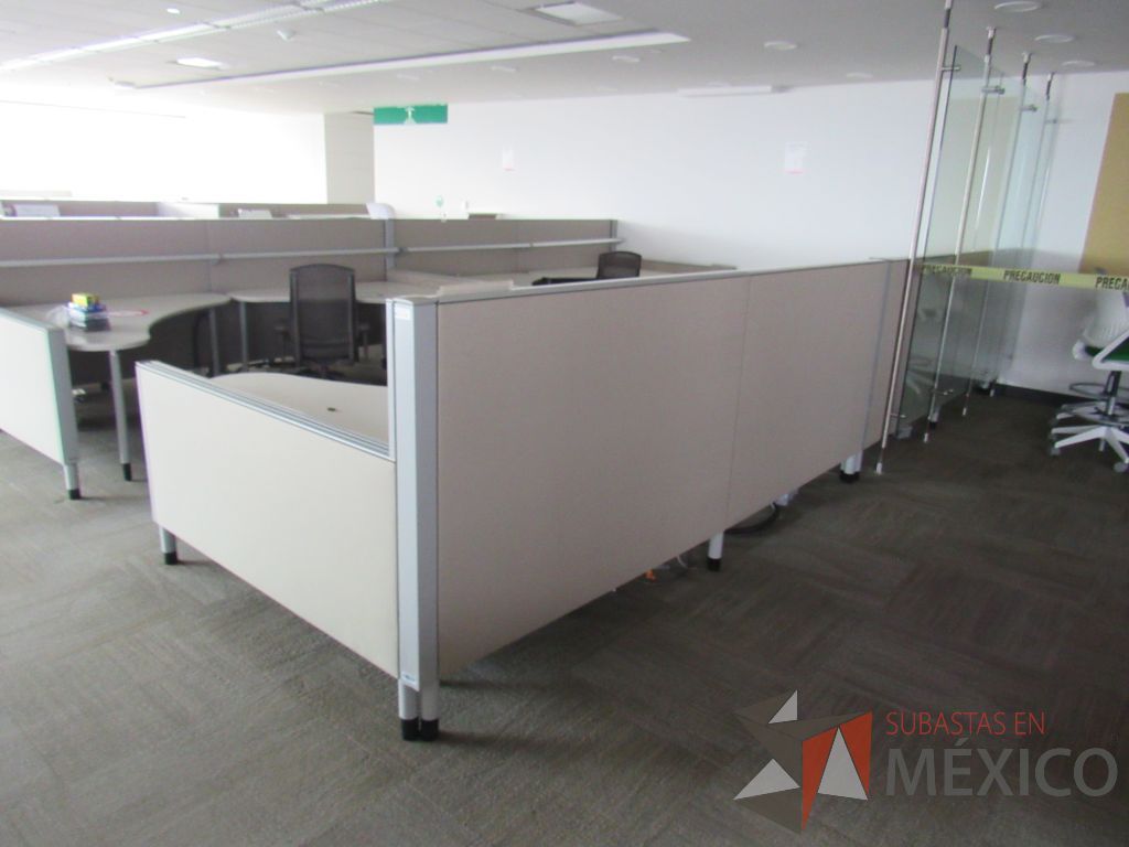 Lote 0360 - Estación de trabajo para 4 personas con cubiertas mampara metálica color beige y 4 archiveros móviles de 2 cajones - Imagen 3