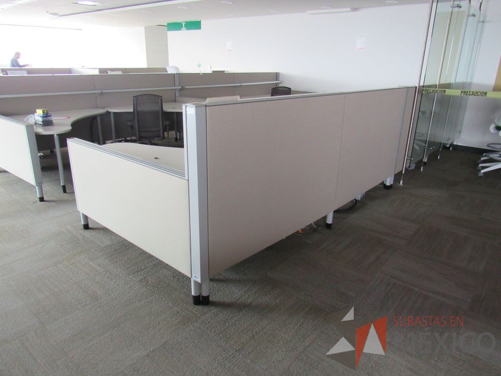 Lote 0360 - Estación de trabajo para 4 personas con cubiertas mampara metálica color beige y 4 archiveros móviles de 2 cajones - Imagen 4