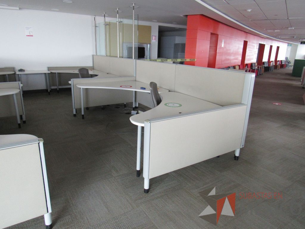 Lote 0360 - Estación de trabajo para 4 personas con cubiertas mampara metálica color beige y 4 archiveros móviles de 2 cajones