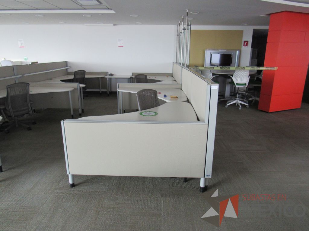Lote 0360 - Estación de trabajo para 4 personas con cubiertas mampara metálica color beige y 4 archiveros móviles de 2 cajones - Imagen 6