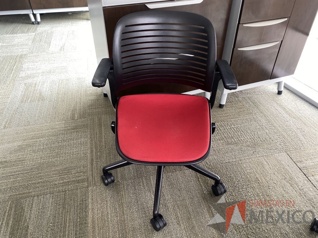Lote 0475 - Silla de visita con ruedas, descansa brazos móviles, respaldo color negro y asiento en tela color rojo