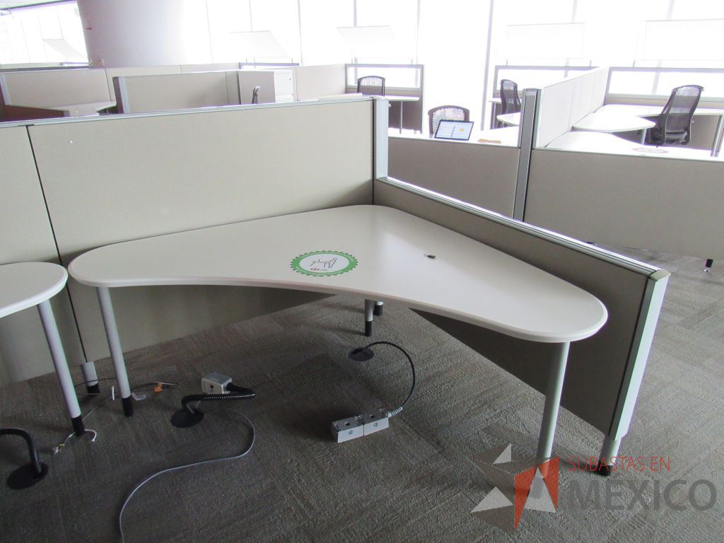 Lote 0360 - Estación de trabajo para 4 personas con cubiertas mampara metálica color beige y 4 archiveros móviles de 2 cajones - Imagen 7