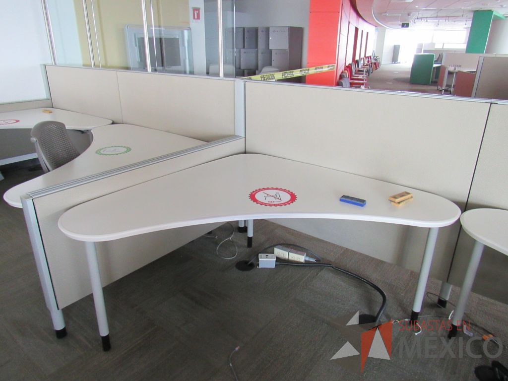 Lote 0360 - Estación de trabajo para 4 personas con cubiertas mampara metálica color beige y 4 archiveros móviles de 2 cajones - Imagen 8