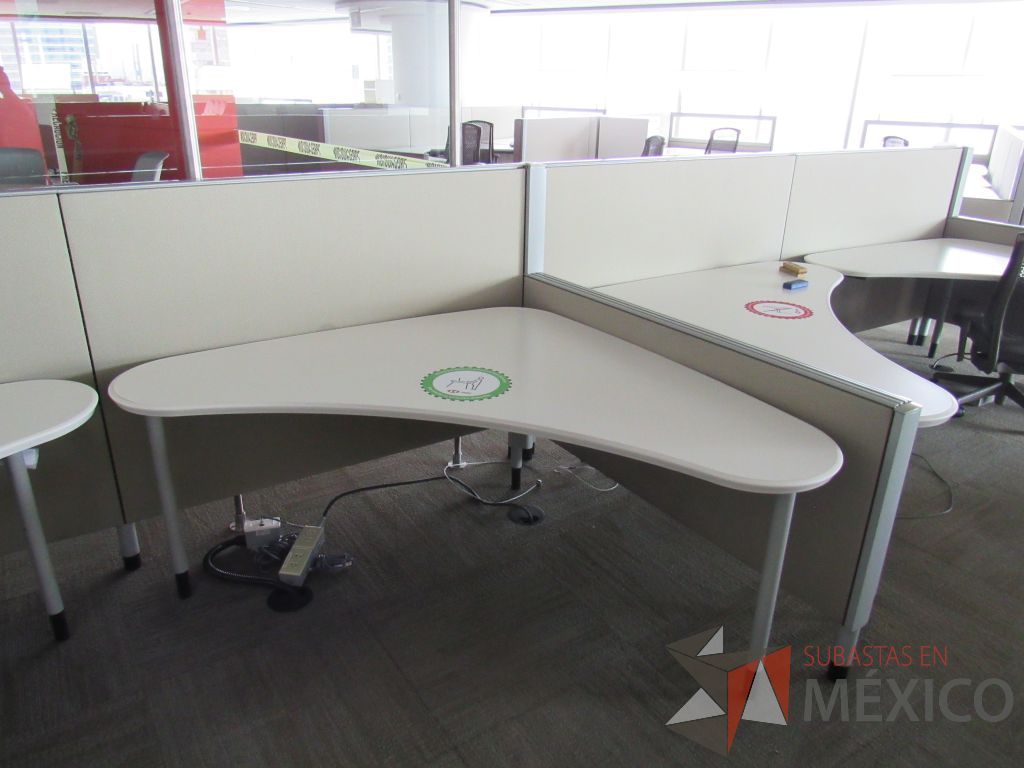 Lote 0360 - Estación de trabajo para 4 personas con cubiertas mampara metálica color beige y 4 archiveros móviles de 2 cajones - Imagen 9