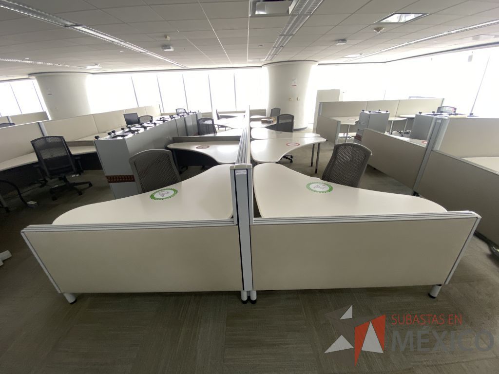 Lote 0308 - Estación de trabajo para 10 personas con cubiertas mampara metálica color beige y 10 archiveros móviles de 2 cajones