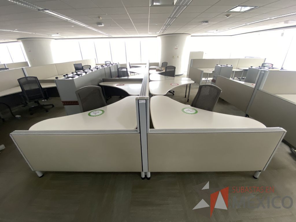 Lote 0308 - Estación de trabajo para 10 personas con cubiertas mampara metálica color beige y 10 archiveros móviles de 2 cajones - Imagen 9