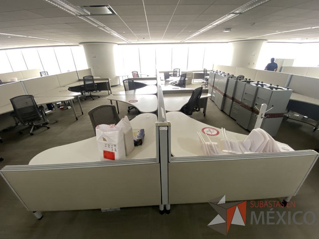 Lote 0309 - Estación de trabajo para 12 personas con cubiertas mampara metálica color beige y 12 archiveros móviles de 2 cajones