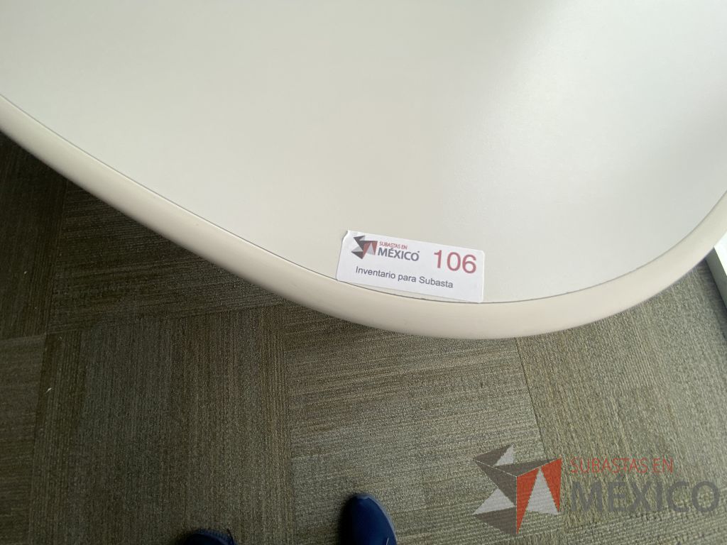 Lote 0310 - 2 Mesas de trabajo con 3 patas metálicas con ruedas - Imagen 2