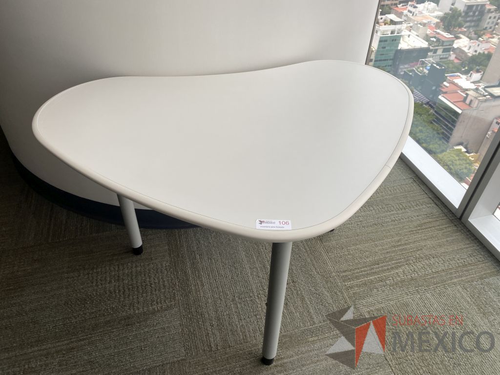 Lote 0310 - 2 Mesas de trabajo con 3 patas metálicas con ruedas