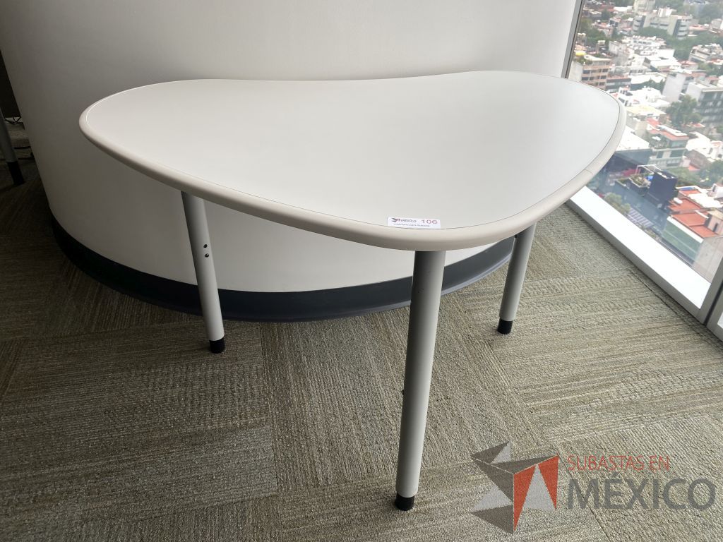 Lote 0310 - 2 Mesas de trabajo con 3 patas metálicas con ruedas - Imagen 3