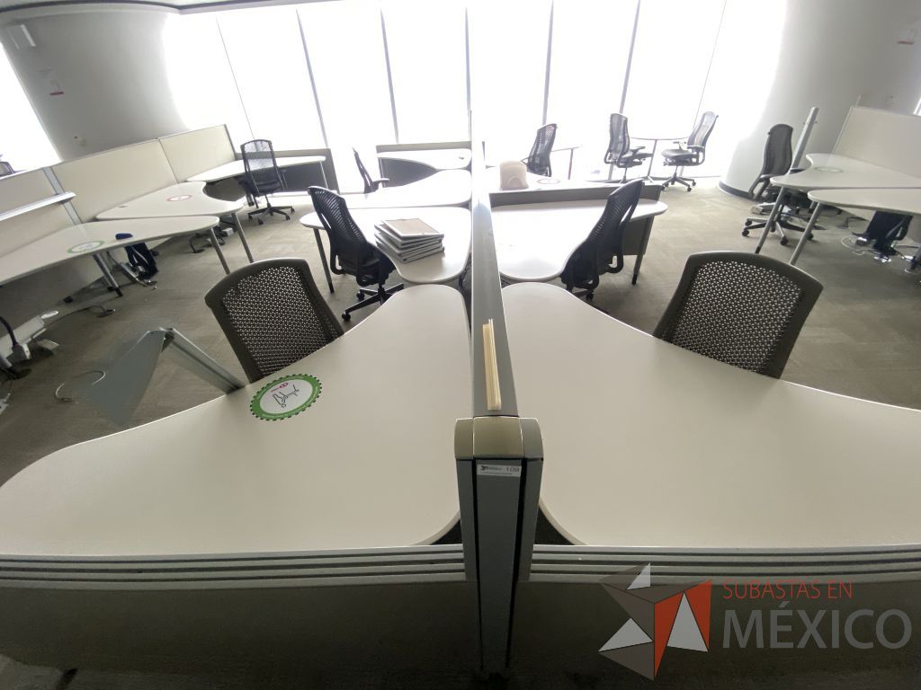 Lote 0323 - Estación de trabajo para 8 personas con cubiertas mampara metálica color beige y 8 archiveros móviles de 2 cajones - Imagen 8